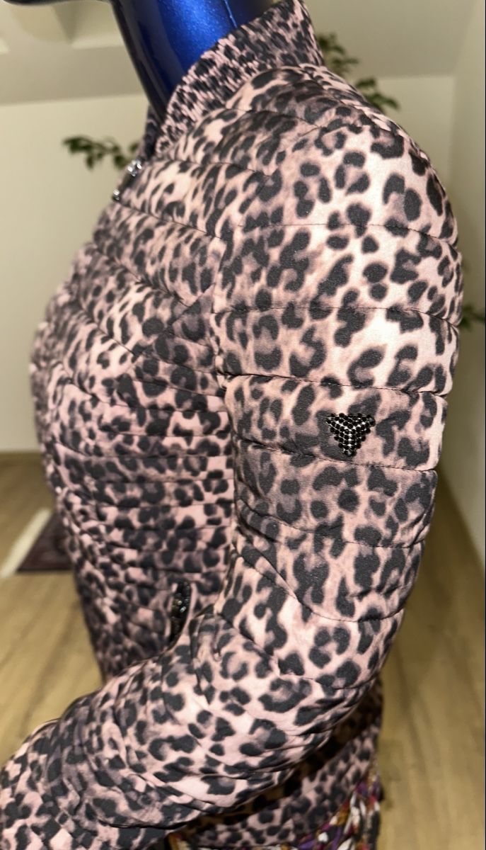 Guess Jacken: GUESS JACKE GR. XS neuwertig – Neu (gemäss Beschreibung) aus Unteraegeri von MH203 9