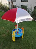 Wasserspieltisch mit Sonnenschirm