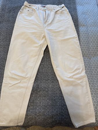 Jean Tommy Jeans Mom, taille 29/32, couleur écru, impeccable