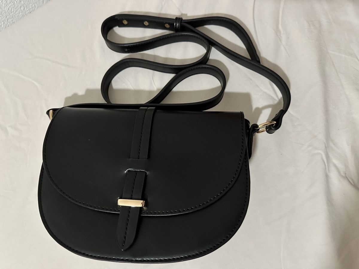 Borse da donna: New black leather shoulder bag – Nuovo (secondo la descrizione) da Neuchâtel venduto da agn_jc66