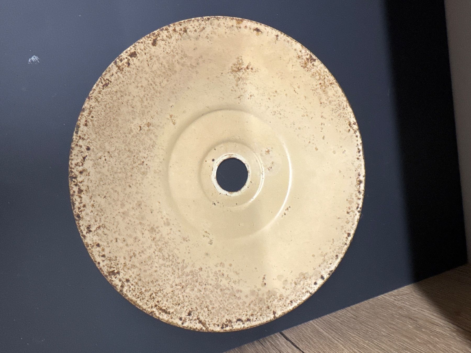 Paralumi: Lampe abat-jour vintage émaillé vert – Usato da Lajoux JU venduto da Briard0 3