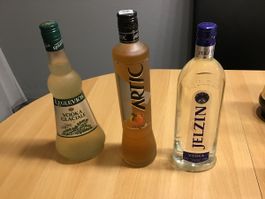 3 Vodka Flaschen: Keglevich, Artic, Jelzin