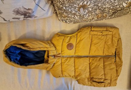 Gut erhaltenes warmes Gilet in Senfgelb Gr. 122/128