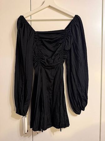 SCHWARZES KLEID MIT PUFFÄRMELN