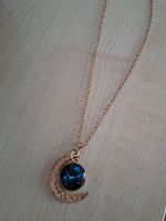 Schöne Kette mit Halbmond +blauem Stein Neuwertig