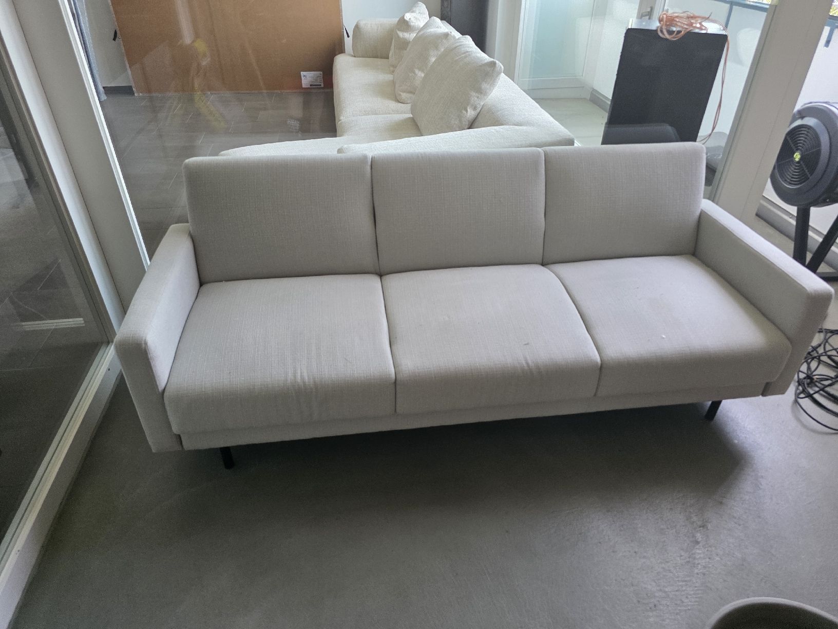 Divani: Light grey 3-seater sofa, comfortable and modern design. – Usato da Möhlin venduto da philippmarchand 1