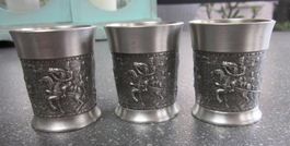 3 Stück Zinn Relief Schnapsbecher Zinn 95%, gepunzt