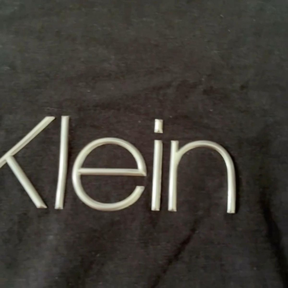 Calvin Klein T-shirts: calvin klein metallic logo tee - size m – D'occasion à Zürich par h_studio_edit 3