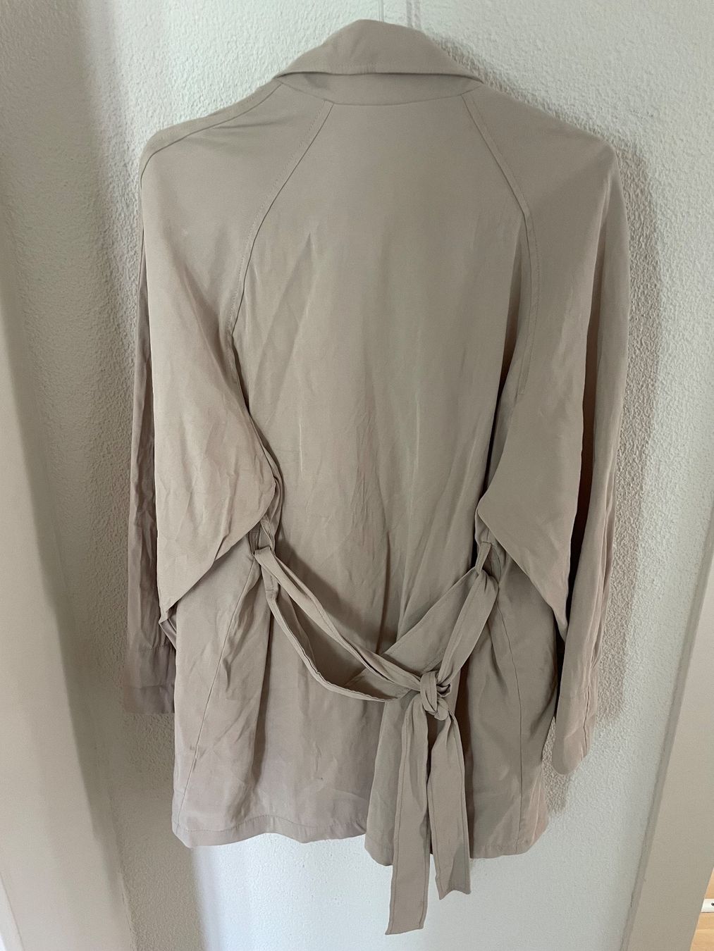 Mango Cappotti: Cooler und leichter, beiger trench coat – Usato da Zürich venduto da Camiro6 2
