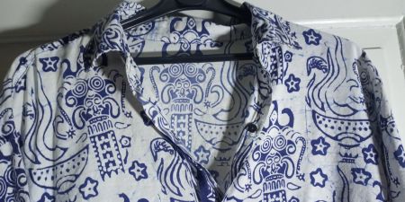 Kurzarm Herren Hemd aus Bali mit blauem Muster Grösse XL