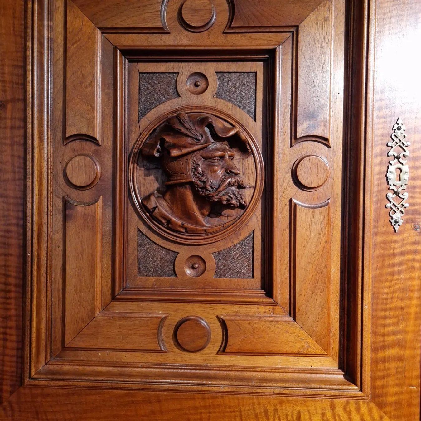 Credenze: Eindrucksvoller, antiker Nussbaum Schrank – Usato da Arbon venduto da MadameLuLa9320 2