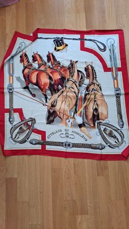 magnifique foulard en soie motif chevaux