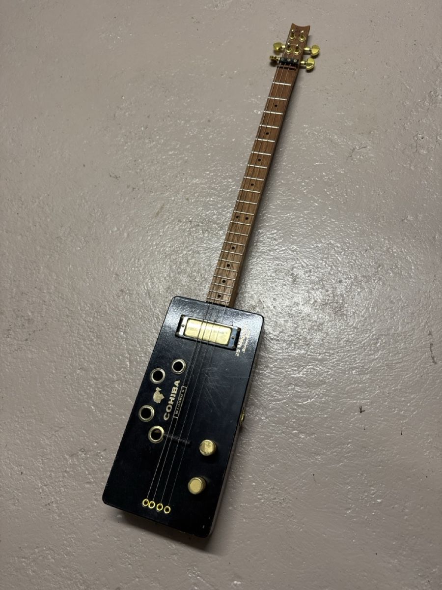 Instruments de musique: Cigarrenbox Guitarre – D'occasion à Uetendorf par mida04