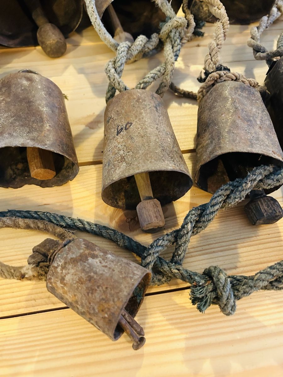 Campanacci mucche: Antique Ziegen und Kuh Glocken.  – Usato da Zürich venduto da KuduKing 3