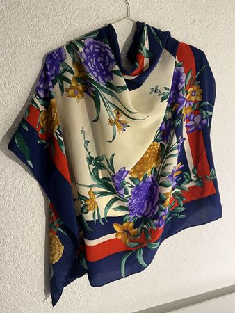 Foulard en soie à motif floral