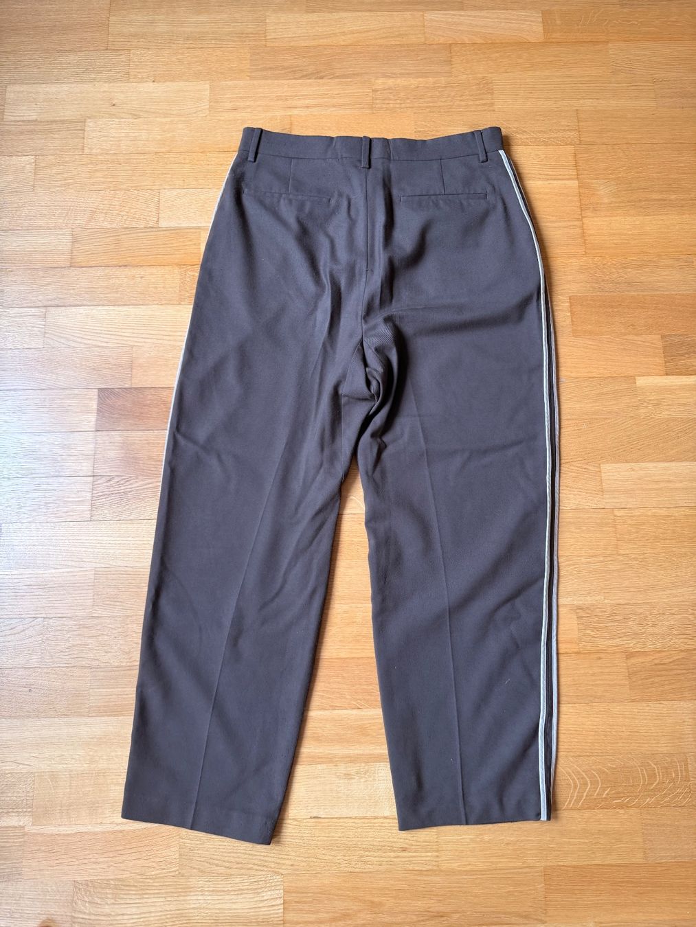 Pantaloni: Braune Stoffhose mit Seitenstreifen – Usato da Zürich venduto da Basilou98 5