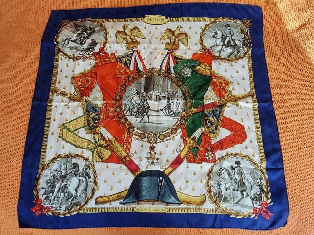 Foulard Vintage En Soie LOUIS FÉRAUD Motif Napoléon - Grand Format 87x89 Cm - Multicouleur - Occasion De Qualité