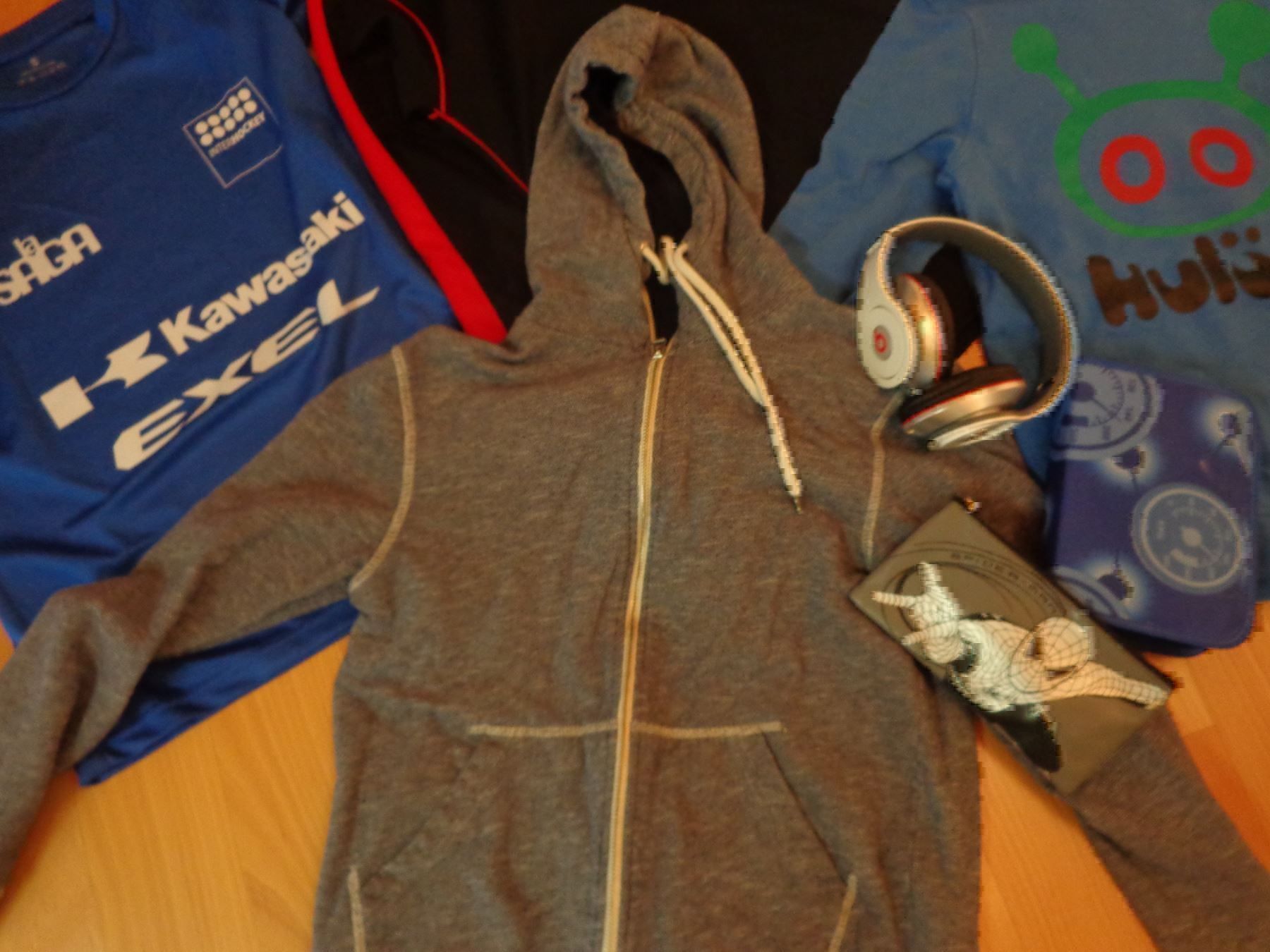 Lotti & Set di vestiti: Pulli/Shirts/Etui/Kopfhörer etc – Usato da Greifensee venduto da Toggi11 2