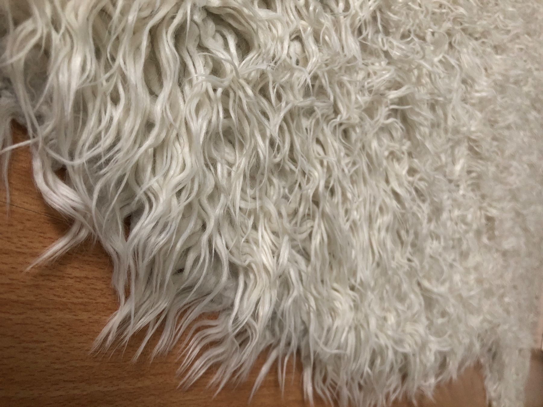 Tappeti: Flauschiger Teppich in Fellform – Usato da Veltheim AG venduto da Beazam 2