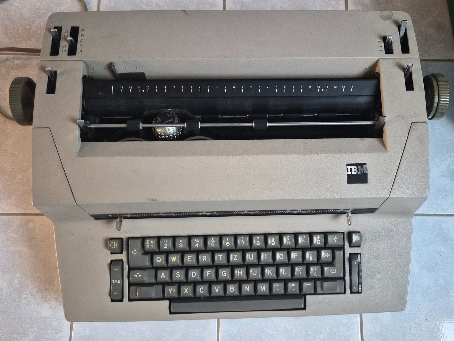 IBM Macchine da scrivere: Machine à ecrire Vintage - IBM XYD – Usato da Jouxtens-Mézery venduto da ger_hpd5