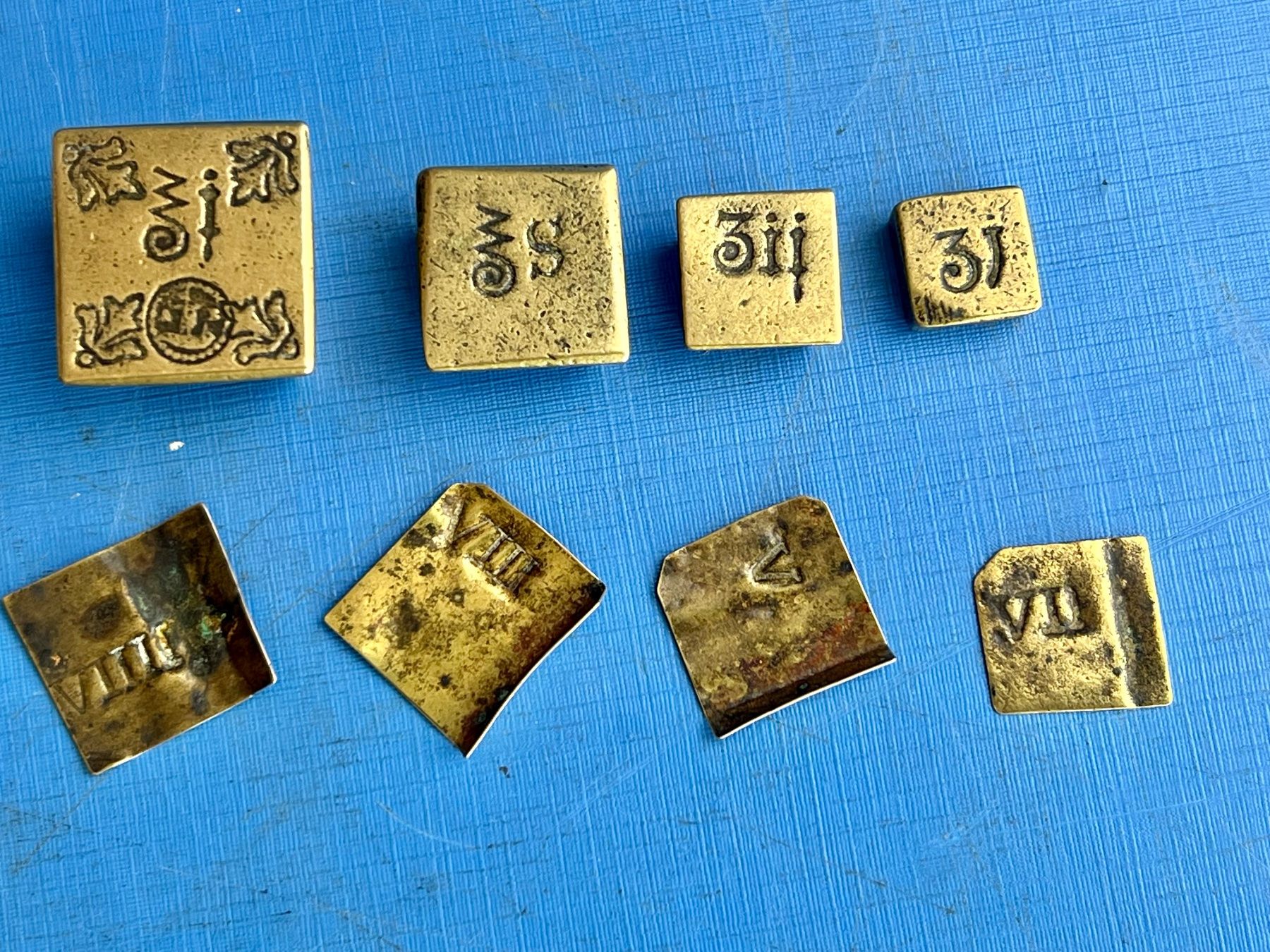 Waagen und Gewichte: 8 prächtige antike Apothekergewichte Messing oder Bronce – Gebraucht aus Unterengstringen von Gustav03