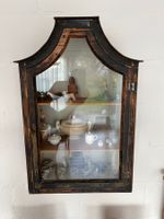 Vitrine aus Glas und Holz