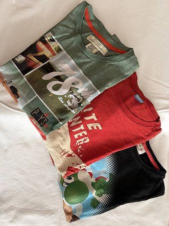 Drei T-Shirts Gr 152