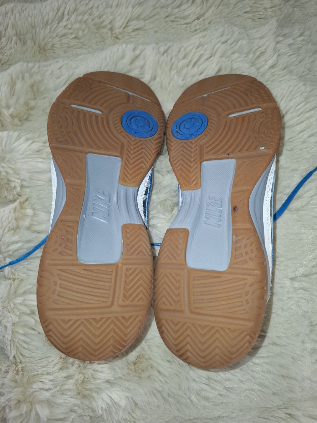 Nike Chaussures hommes: Nike chaussures indoor blanches/bleues T.42.5 – D'occasion à Le Locle par sAm_2112 6