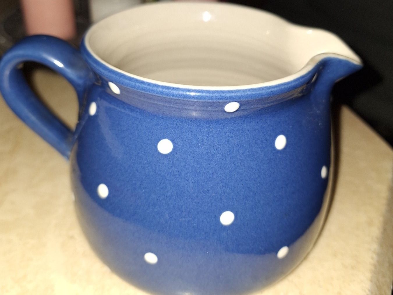 Caraffe: KERAMIKKRUG PUNKTE BLAU WEISS – Usato da spreitenbach venduto da lumbalplatte 1