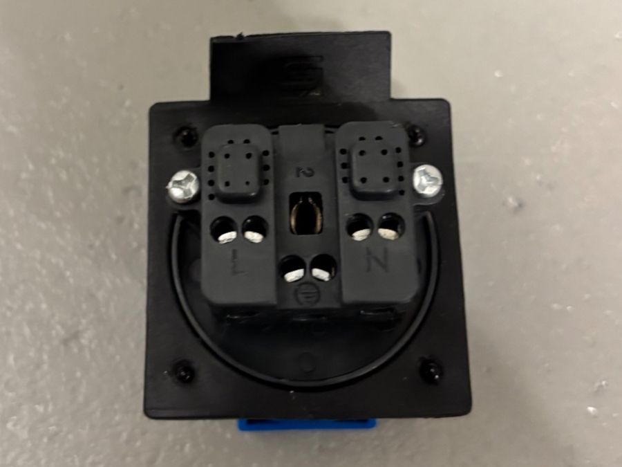 Spine: Einbausteckdose T13 IP55 mit Verschlussdeckel hellblau – Nuovo (secondo la descrizione) da Schenkon venduto da ProStuff 1