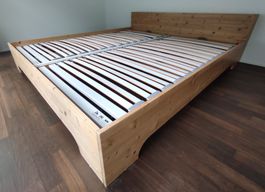 Holzbett (210 x 190 cm) inkl. zwei Lattenroste und Kopfteil