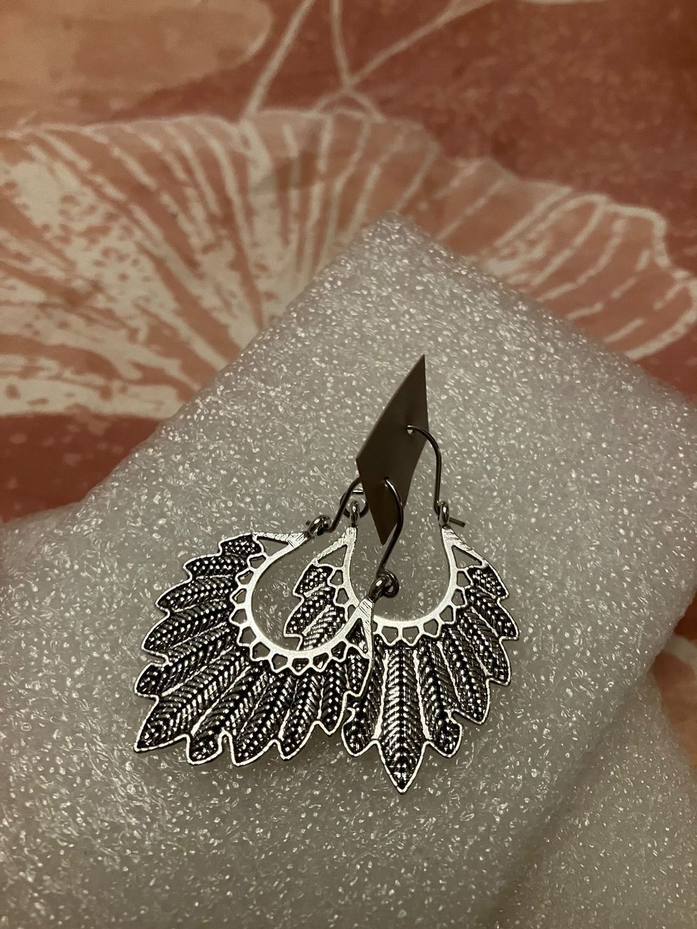 Orecchini pendenti & Orecchini a lobo: Modeschmuck Hübsche silberfarbene Ohrhänger "Federn", neu – Nuovo (secondo la descrizione) da Affoltern am Albis venduto da Dlotti 1