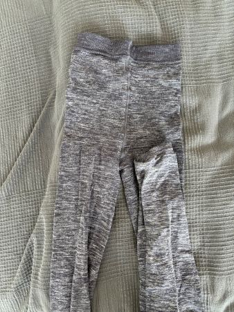Leggings H&M gris chiné, taille M, parfait pour le sport!