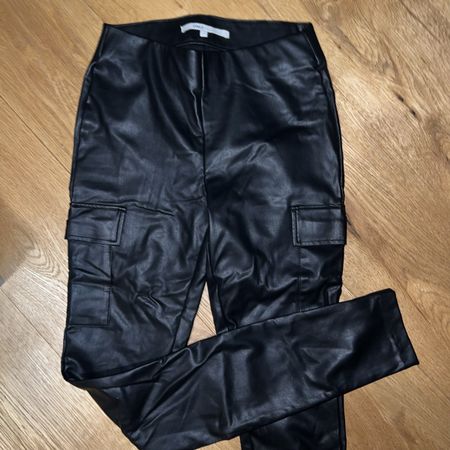 Schwarze Fake-Leder Hose