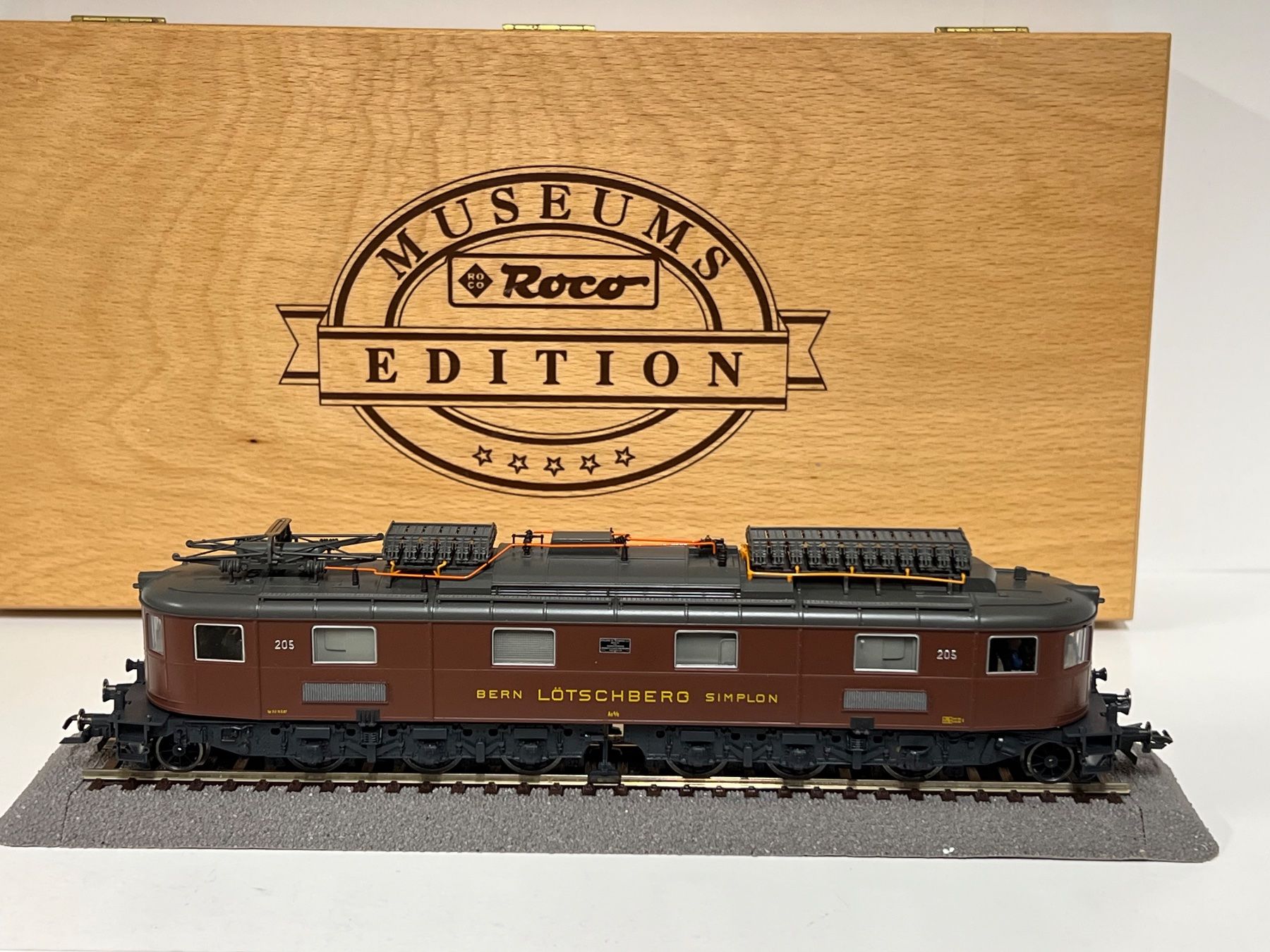 Roco Modellini di ferrovie: Roco Museums Edition Ae 6/8 BERN LÖTSCHBERG SIMPLON Digital – Usato da Neuenhof venduto da ludovicco