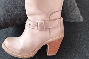 Scarpe da donna: Heisse Stiefelette Leder Grösse 35 – Usato da Grosshöchstetten venduto da ren_85b8 1