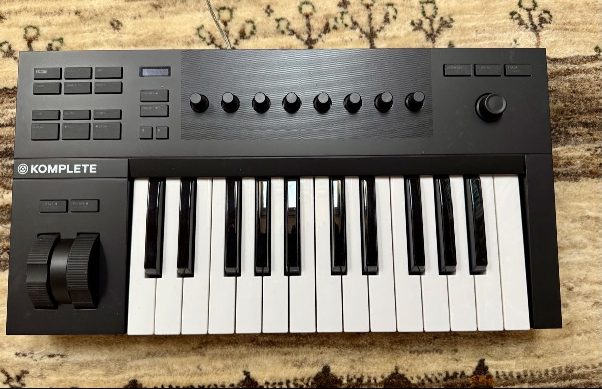 Native Instruments Strumenti musicali: Native Instruments Keyboard Controller Komplete Kontrol A25 – Nuovo (secondo la descrizione) da Rapperswil SG venduto da Thunderthumb