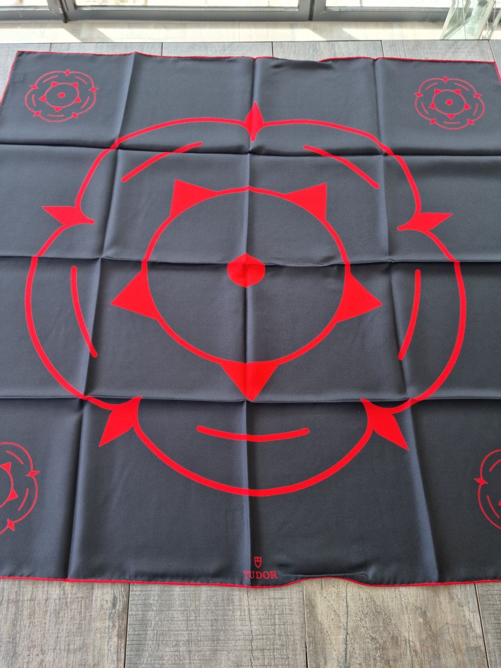 Foulard & Sciarpe: TUDOR Seidentuch schwarz/rot, neu – Usato da Bözberg venduto da heinz-d 4