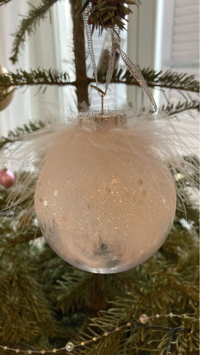 Alle Dekorationen: Christbaumkugel mit Federn und Glitzer ✨ – Gebraucht aus Morschach von leonie87