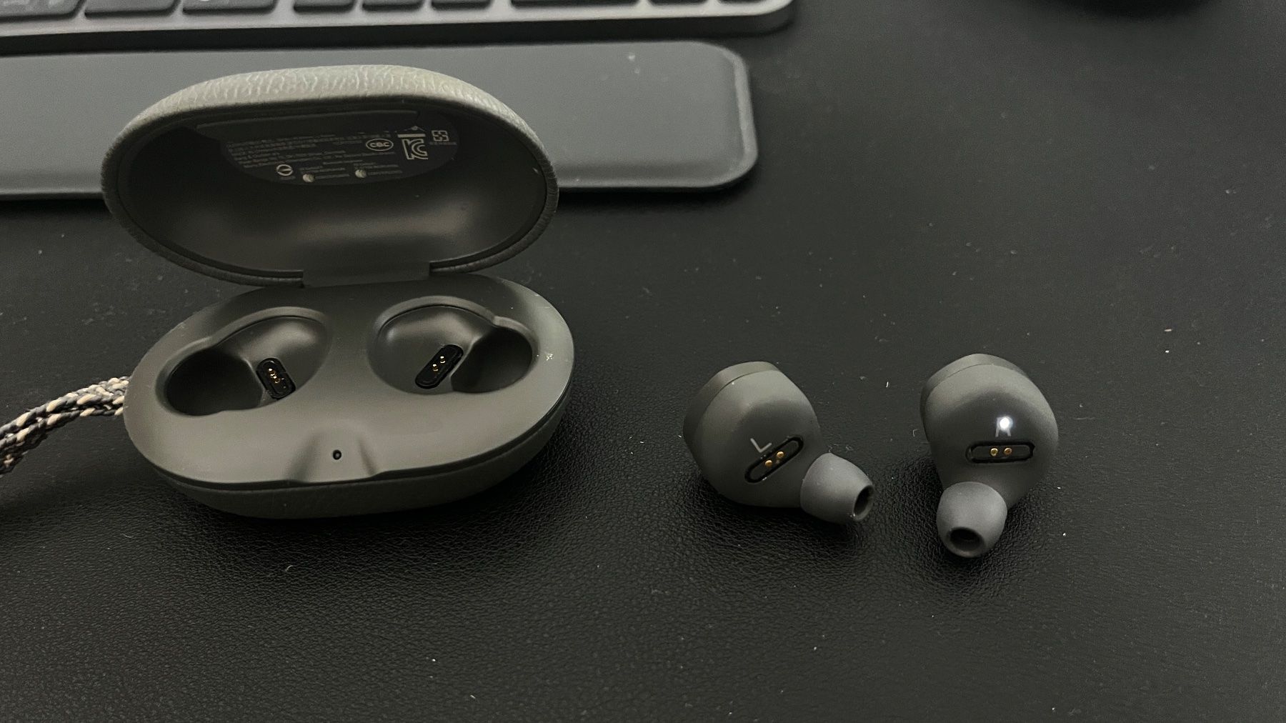 Bang & Olufsen Kopfhörer: Bang&Olufsen Beoplay E8 2.0 – Gebraucht aus Ruswil von Mondstein247 1