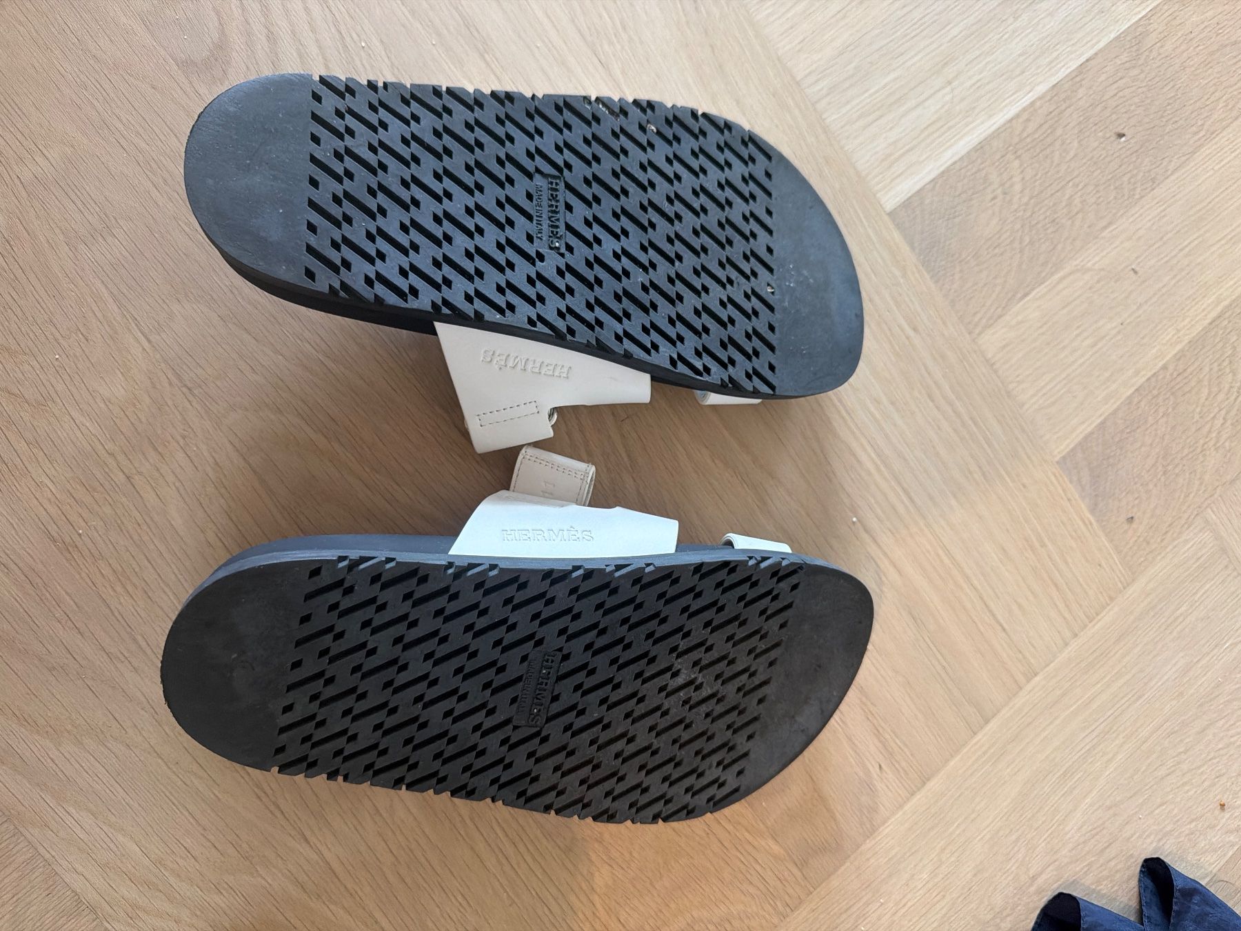 Chaussures hommes: Stylish White & Black Sandals - Summer Ready - Size 7/8 – D'occasion à Zürich par ale_d79f 2