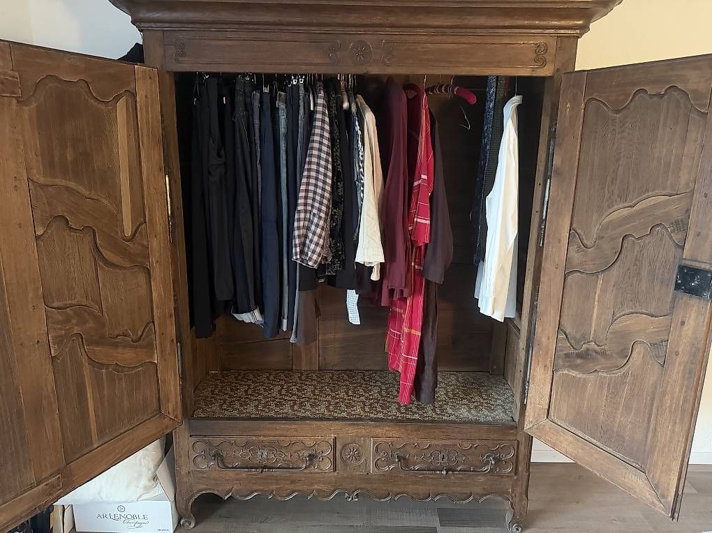 Armadi: Antiker Kleiderschrank – Usato da Rickenbach Sulz venduto da and_5wjk 1