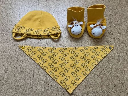Baby-Set (Mütze, Halstuch, Finkli), Motiv: Giraffe