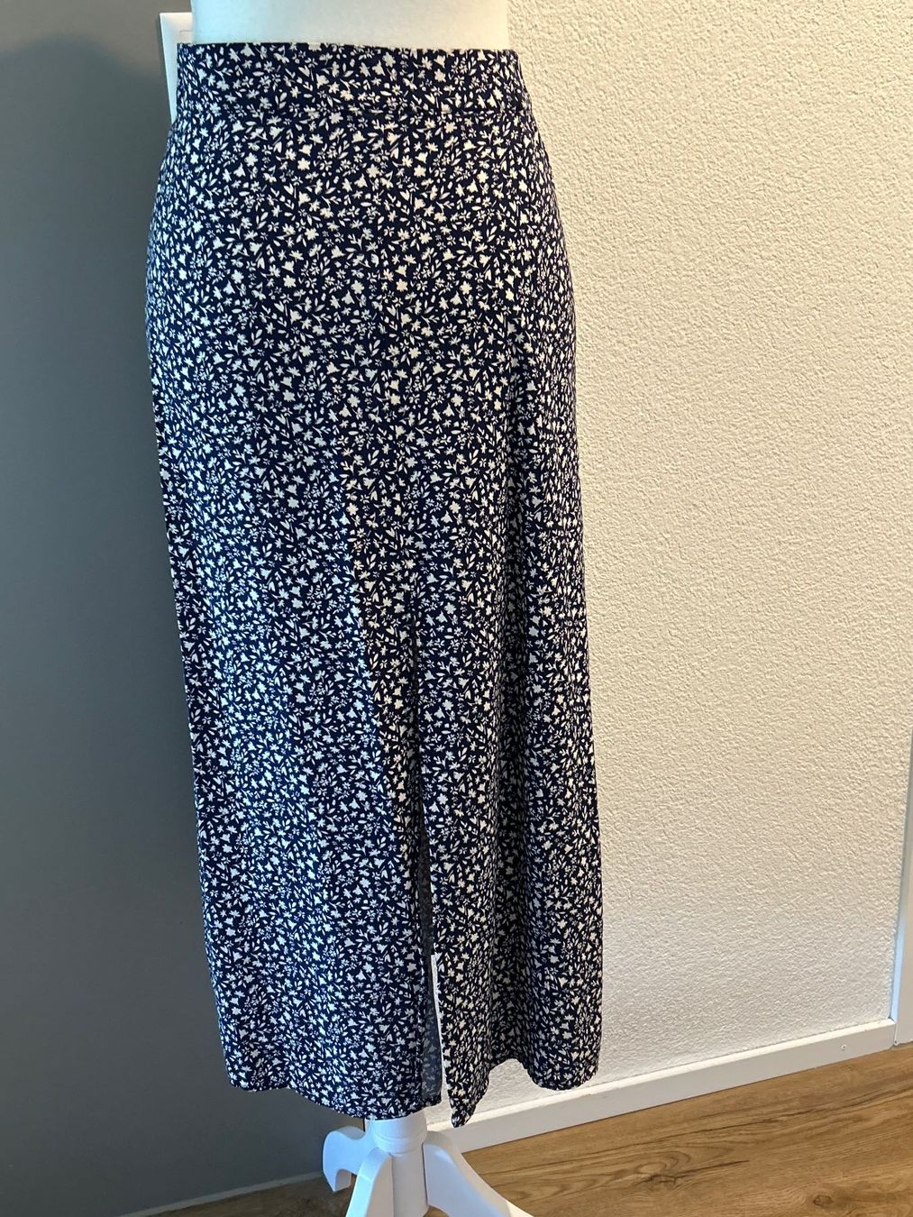 C&A Jupes: Maxi Rock dunkelblau Blumenmuster von C&A – D'occasion à Brunnen par Nala2929 5