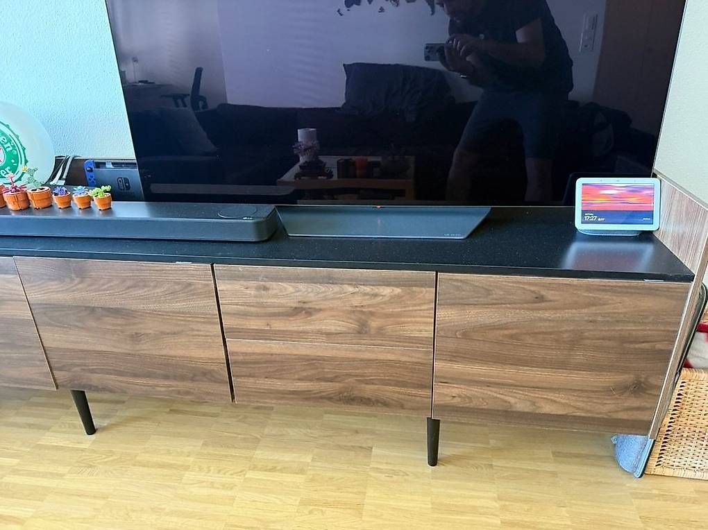 Mobili TV: Elegantes TV-Möbel aus dunklem Holz – Usato da Basel venduto da anguzz 2