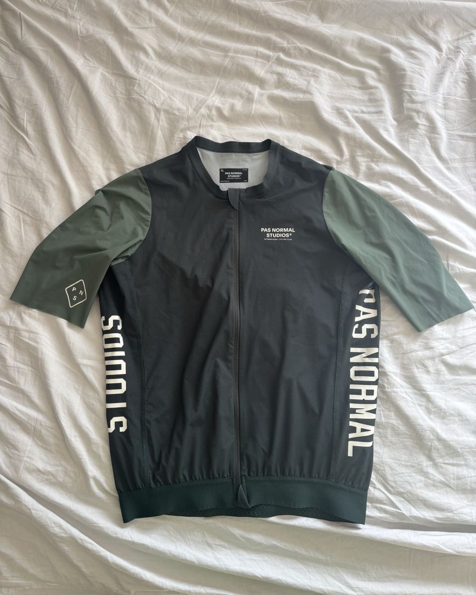 Pas Normal Studios Canottiere & Pantaloni: Maillot PAS NORMAL STUDIOS – Usato da Pâquier-Montbarry venduto da dloic_
