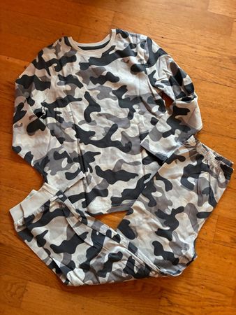 schönes Pyjama Gr. 128, Neu