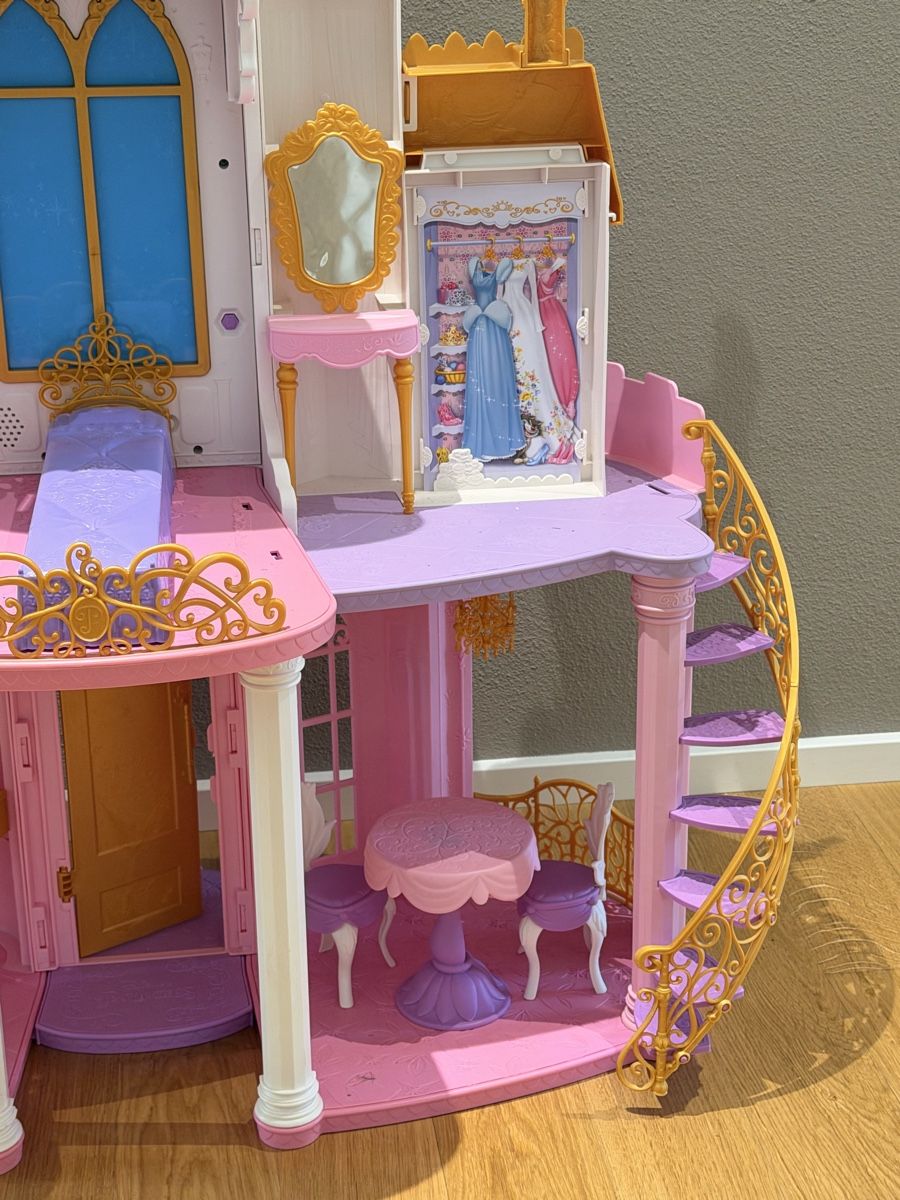 Case e mobili per bambole: Schloss, passt zu Barbie – Usato da Luzern venduto da Halkjaer 4
