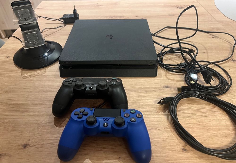 PlayStation 4 (ps4) mit Controller und Ladestation + Fifa19 | Kaufen ...