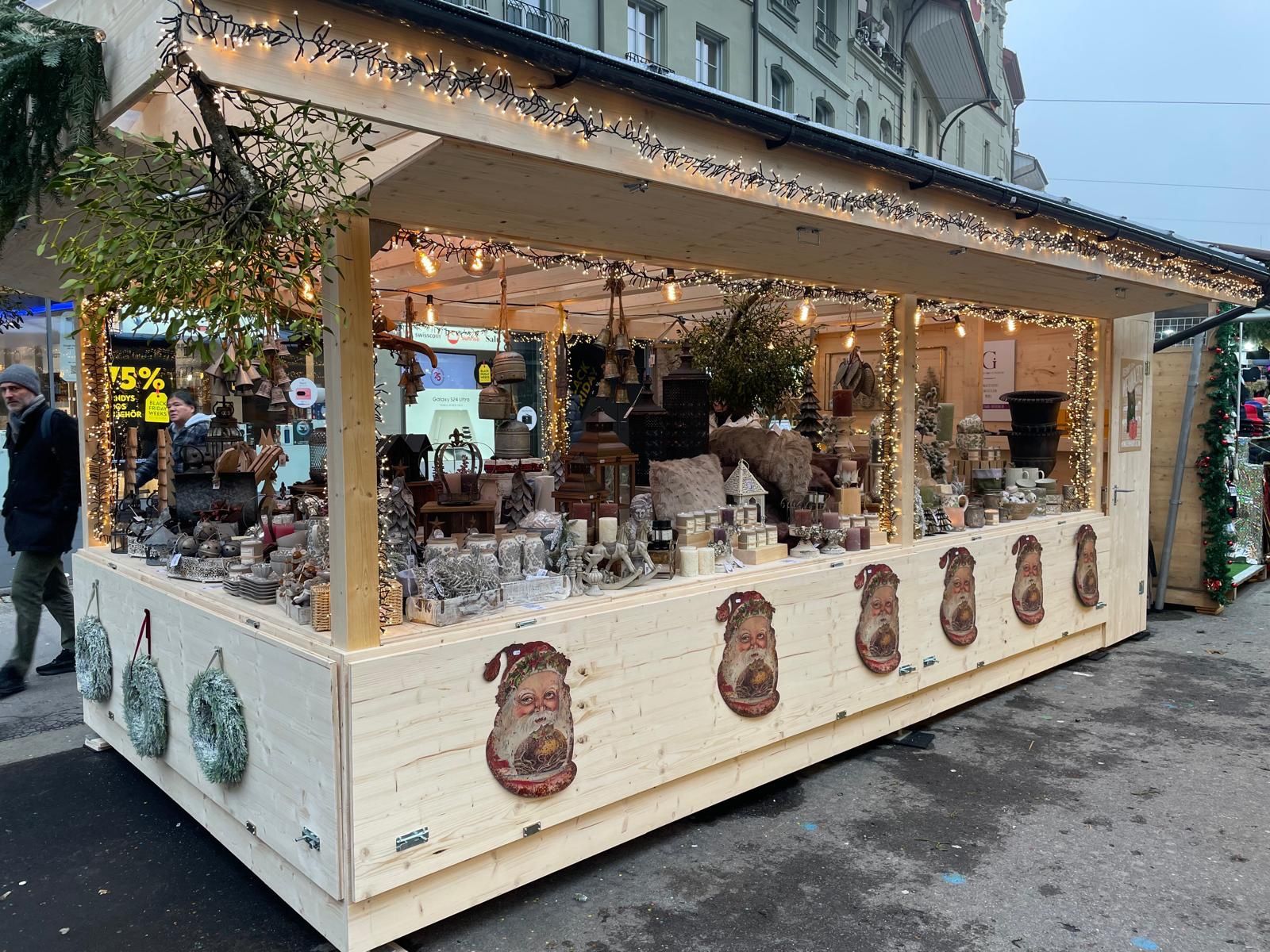 Sonstiges für Firmenanlässe & Parties: Gesamtes Marktgeschäft, 1 Marktauto, 2 Markthäuser, Ware – Gebraucht aus Innertkirchen von Glatthard-Interior 3